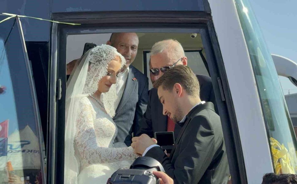 Gelin-damat düğün salonu yerine Tayyip Erdoğan'ı karşılamaya gittiler