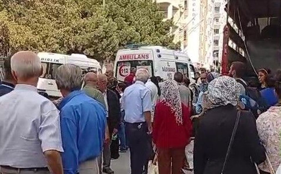 Milletvekili Veli Ağbaba pazarda fenalaşarak hastaneye kaldırıldı