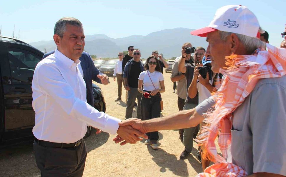 Özgür Özel, Manisa'da üzüm kurutma alanında üreticilerle buluştu