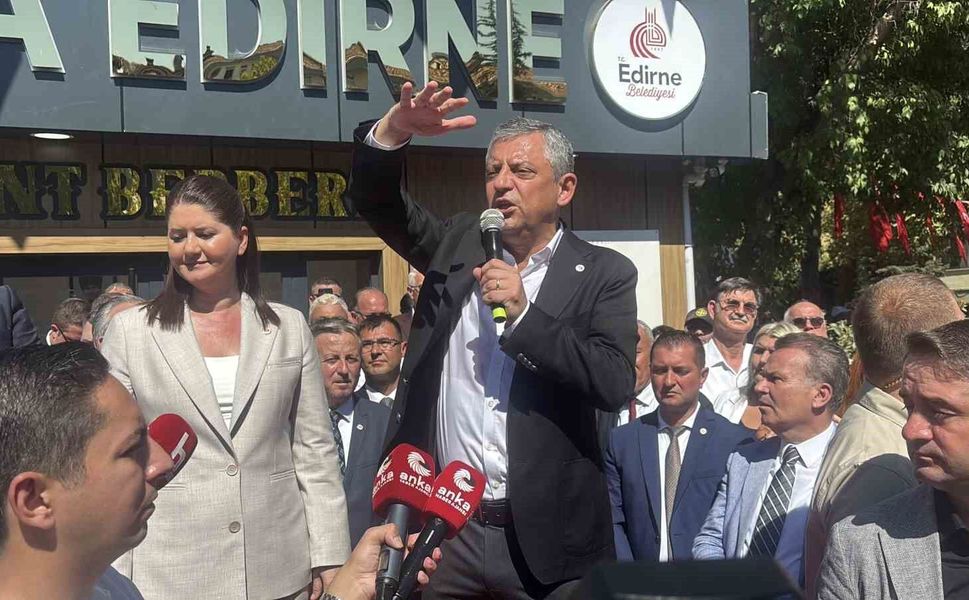 Özgür Özel'den peş peşe gaflar: Eski partisi CHP dedi, ardından İYİ Parti dedi