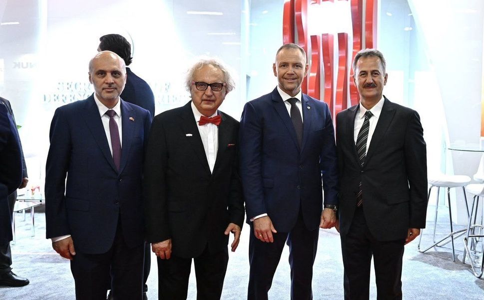 Polonya Cumhurbaşkanı Nawrocki, MSPO 2026'da Türk stantlarını ziyaret etti