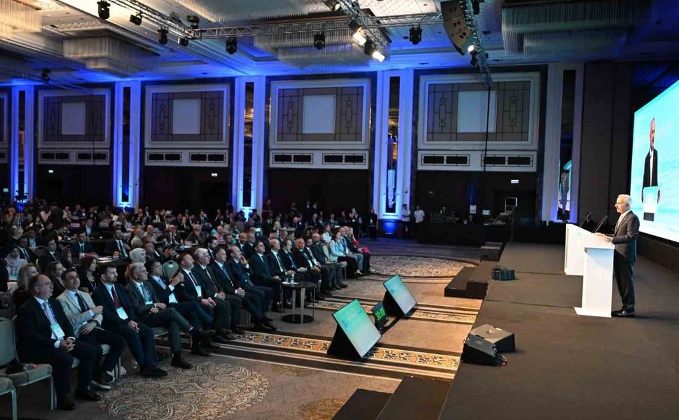 Ulaştırma ve Altyapı Bakanı Abdulkadir Uraloğlu, 8. Dünya Havalimanları Deneyim Zirvesi'nde konuştu: