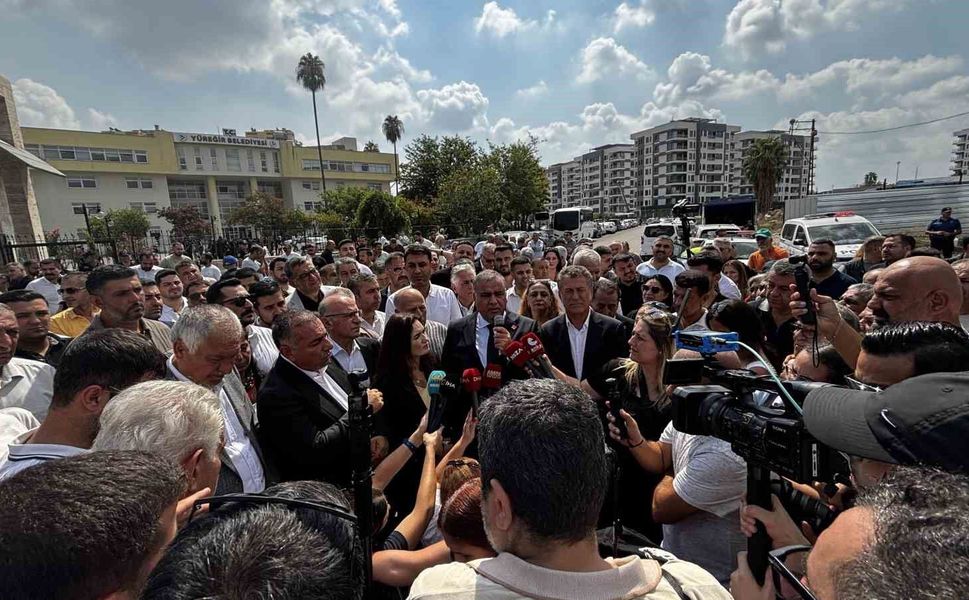 Yüreğir Belediyesi önünde başkan vekilliği kararına tepki