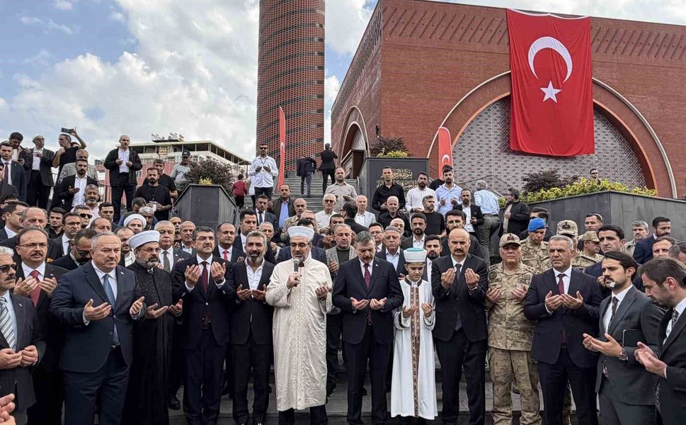 Bakan Çiftçi, Batman'da Kardeşlik Külliyesi Camisi'nin açılışına katıldı