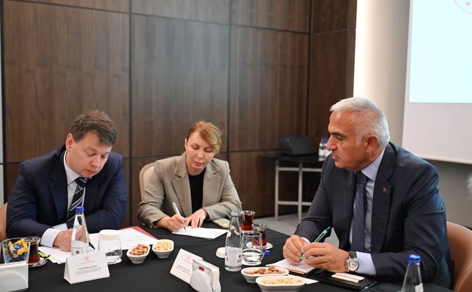 Bakan Ersoy, Antalya'da Rus diplomatlarla bir araya geldi