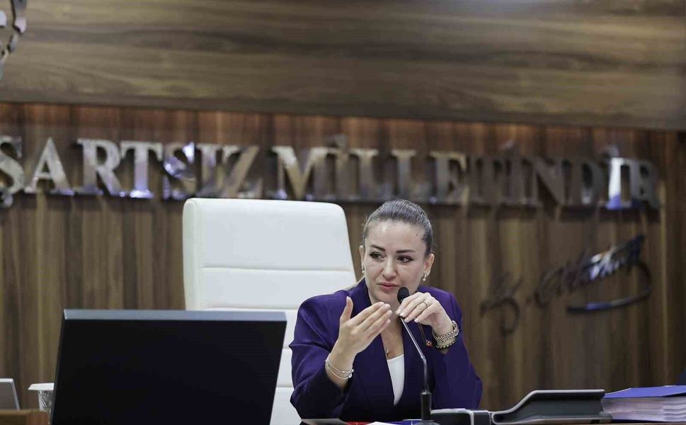 Büşra Özdemir'den AK Parti'ye geçeceği iddialarına yanıt: 'Biraz daha nezaketli davranmalarını rica ediyorum'