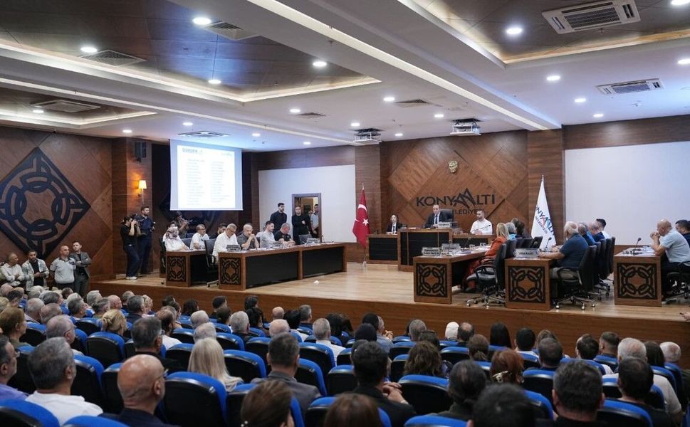 CHP'den istifa eden Konyaaltı Belediye Başkanı Kotan'ın katıldığı meclis toplantısında gerginlik yaşandı