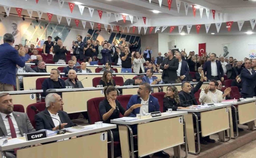 Çiğli Belediye Meclisinde gerginlik: Başkan Yıldız'a su şişesi fırlatıldı