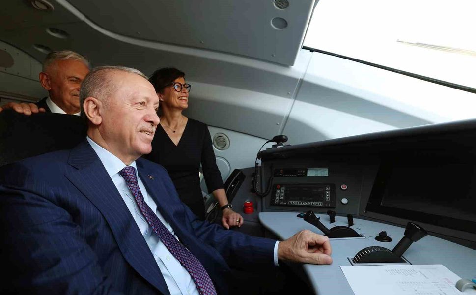 Cumhurbaşkanı Erdoğan hızlı tren hattında ilk sürüşü yaptı
