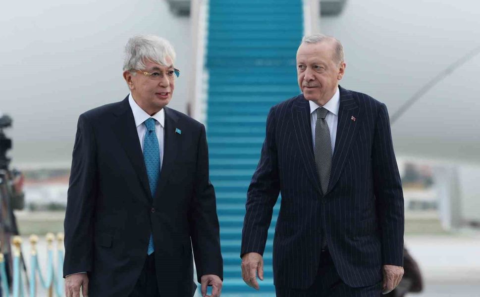 Cumhurbaşkanı Erdoğan, Kazakistan Cumhurbaşkanı Tokayev'i havalimanında karşıladı