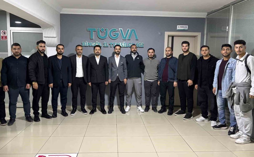 Gençlerle bir araya gelen AK Parti İl Başkanı Yılmaz Seven: 'Bizim geleceğimiz sizlersiniz'