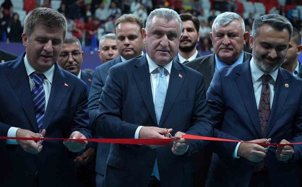 Gençlik ve Spor Bakanı Bak, Kırıkkale'de yeni spor salonunun açılışını yaptı