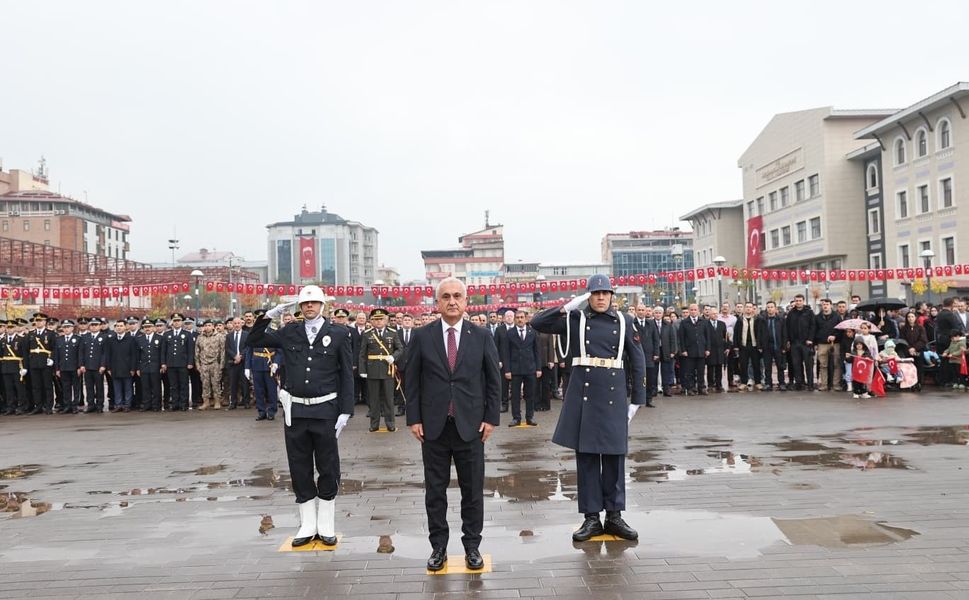 Muş'ta Cumhuriyet Bayramı coşkusu çelenk töreni ve yürüyüşle başladı
