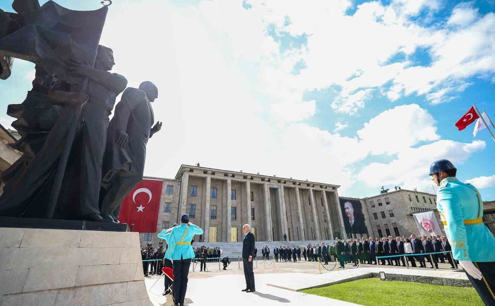 TBMM Başkanı Kurtulmuş, Atatürk Anıtı'na çelenk bıraktı