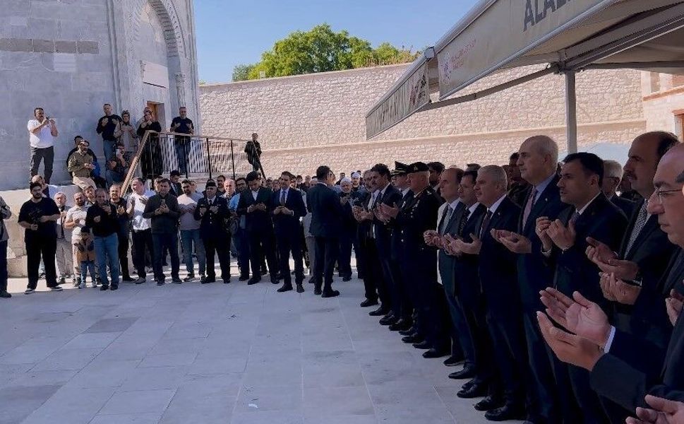 TBMM Başkanı Kurtulmuş, Sultanlar Türbesi Saygı Nöbeti değişimi izledi