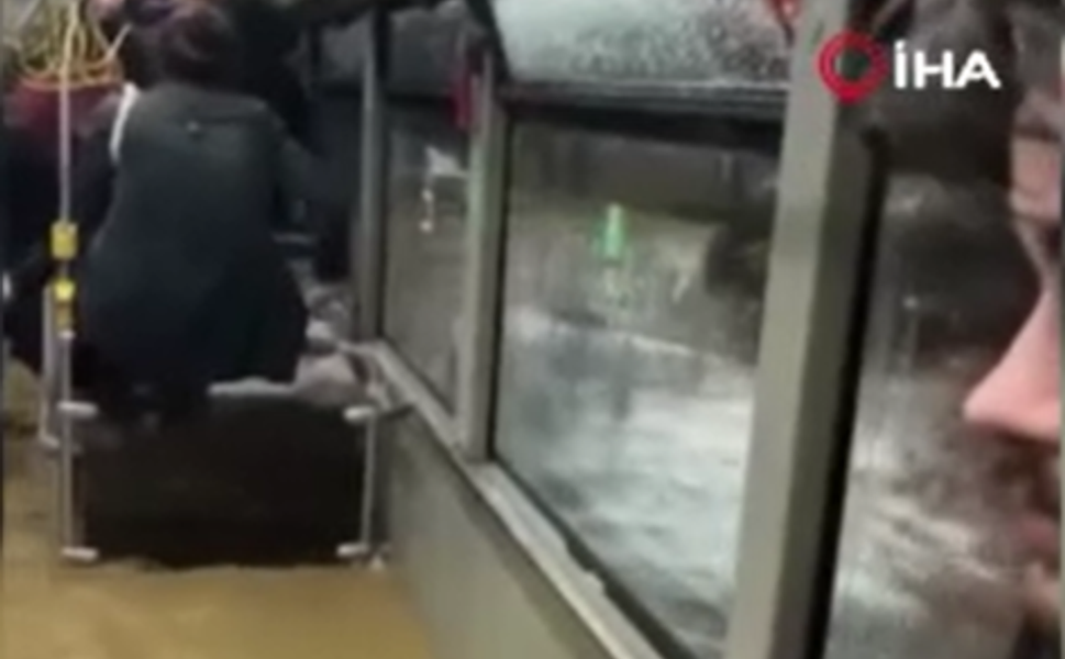 İstanbul'u sel aldı