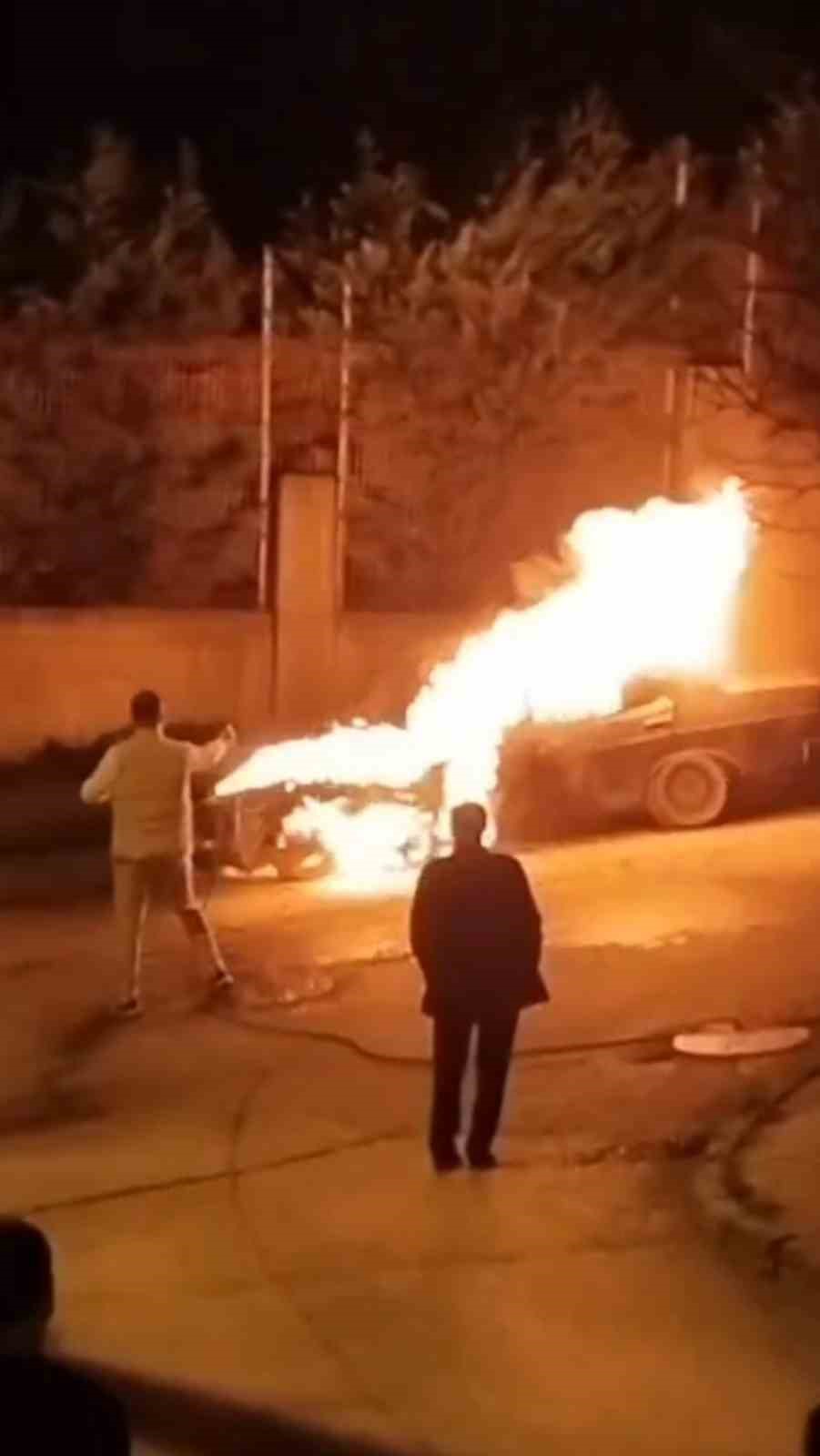 Tuzla'da park halindeki otomobil alev alev yandı