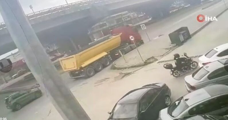 Korku Dolu Anlar: Devrilen Motosiklet Sürücüsü Tırın Altından Son Anda Kurtuldu