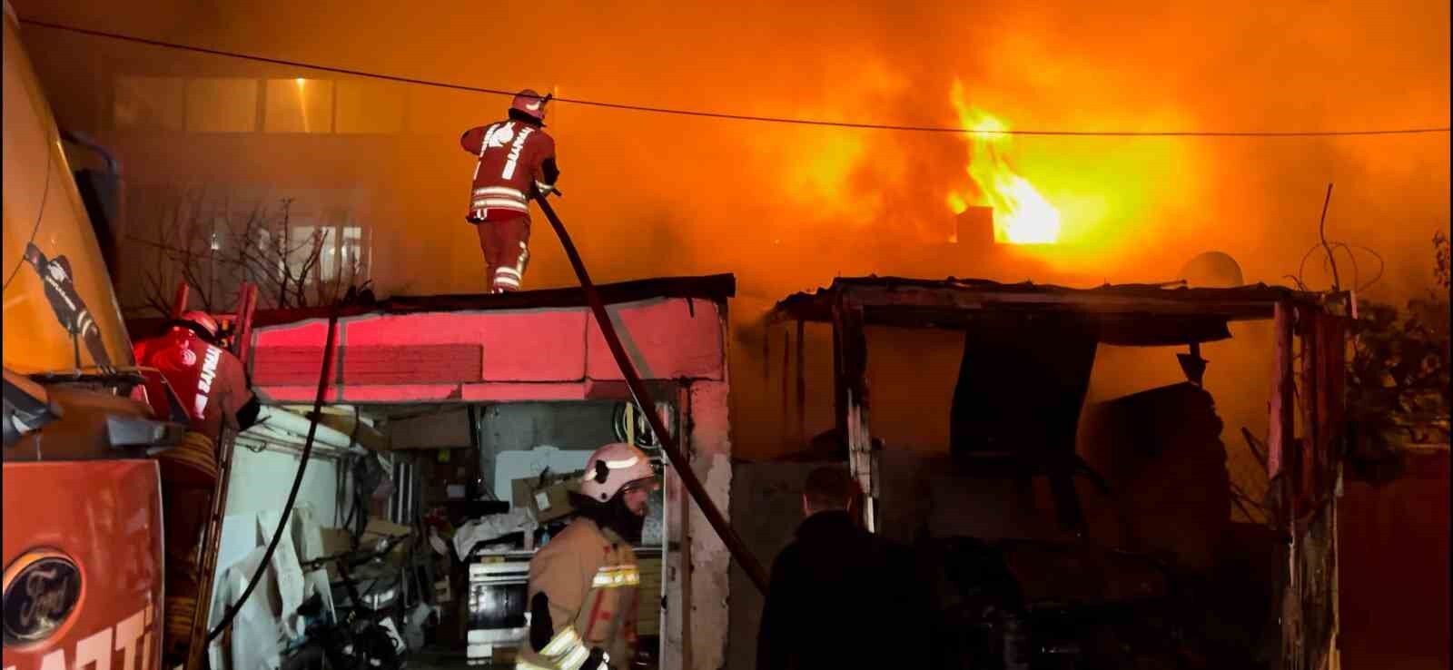 Alevlerin geceyi aydınlattığı yangında ev ve otomobil küle döndü
