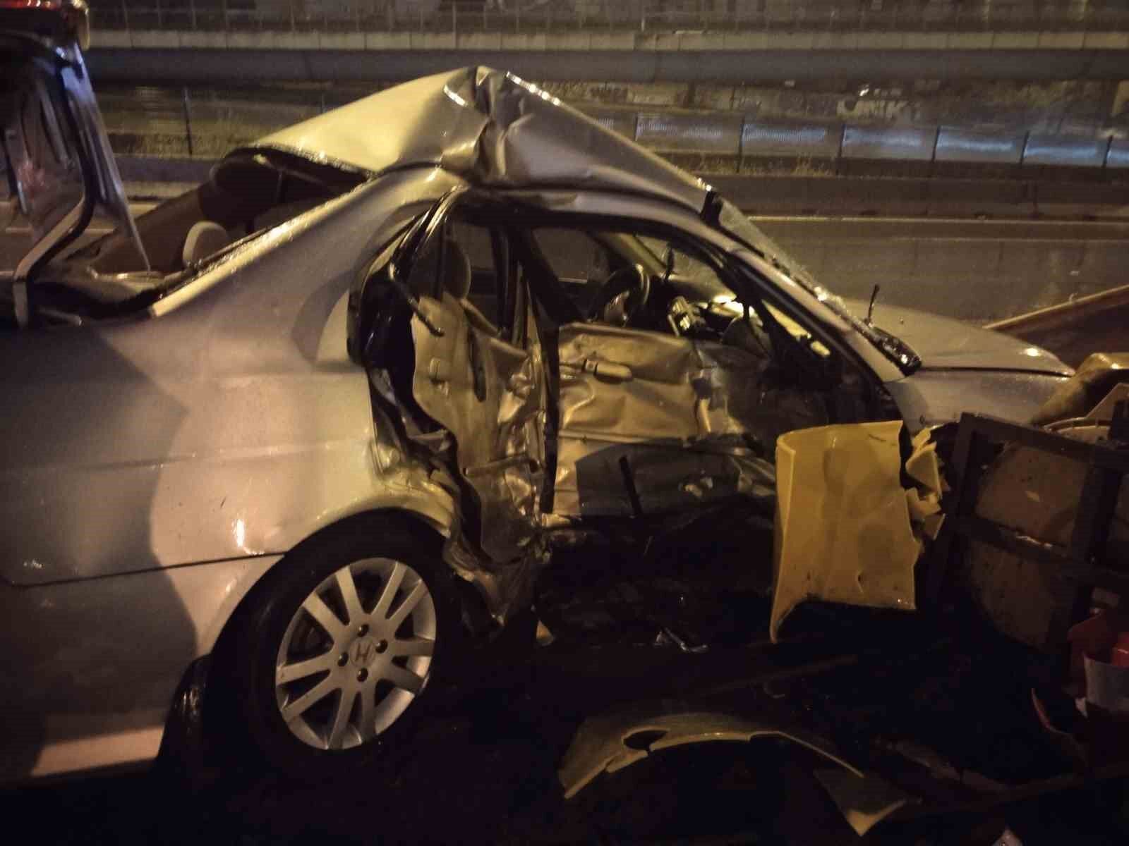 Ataşehir'de kontrolden çıkan otomobil bariyerlere ok gibi saplandı: 1 Ağır yaralı