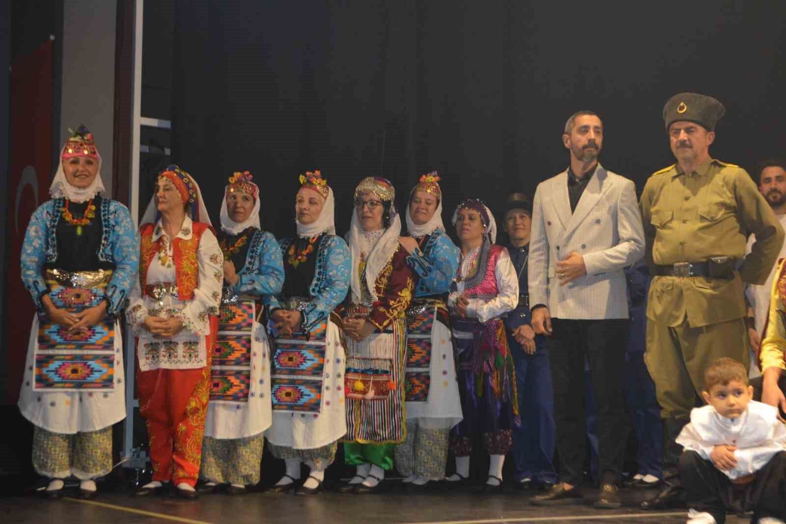 Ayvalık'ta Çanakkale destanı halk danslarıyla yaşatıldı