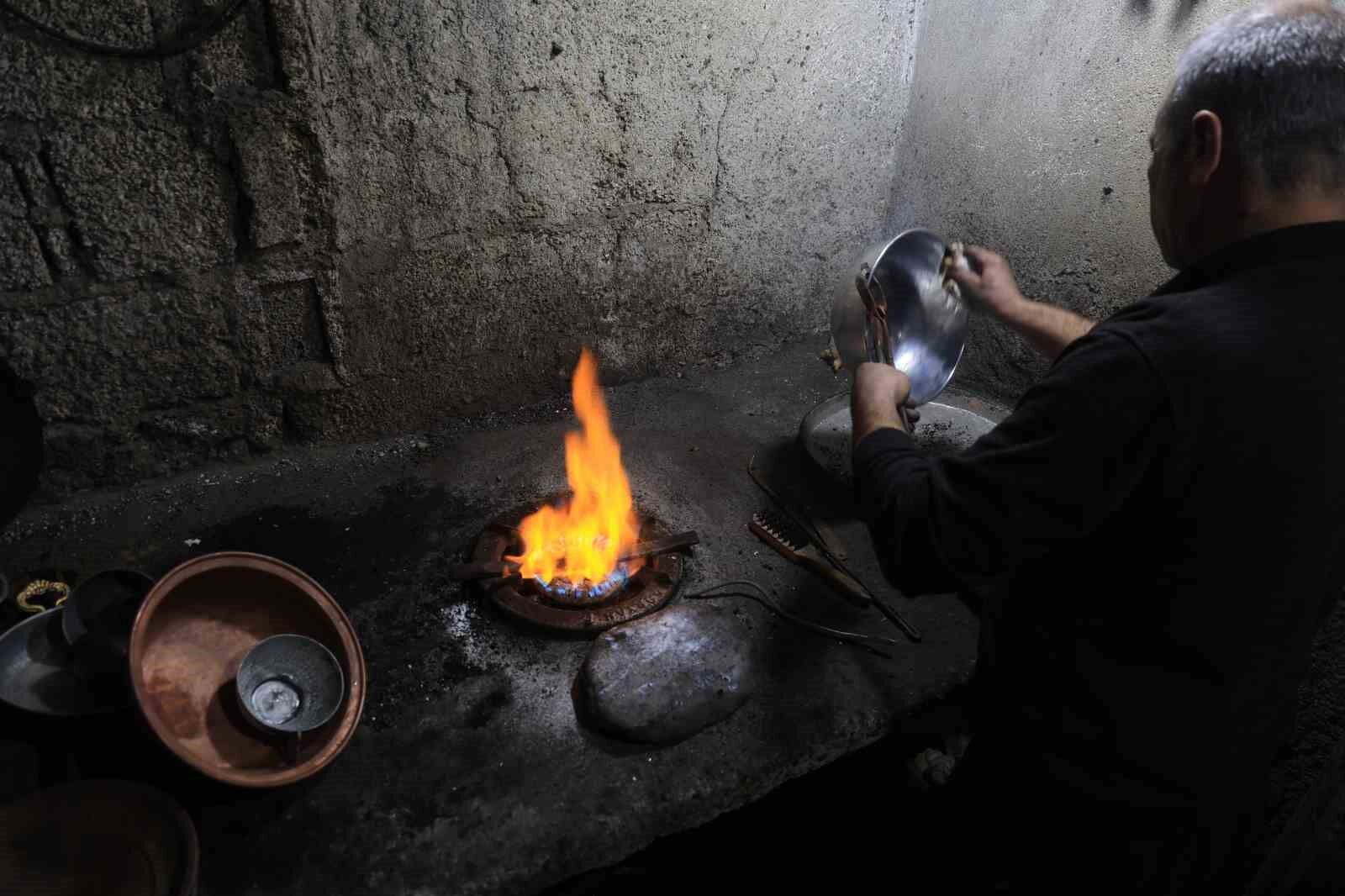 Bakırcılar Çarşısı'nda zamana direnen son ustalar