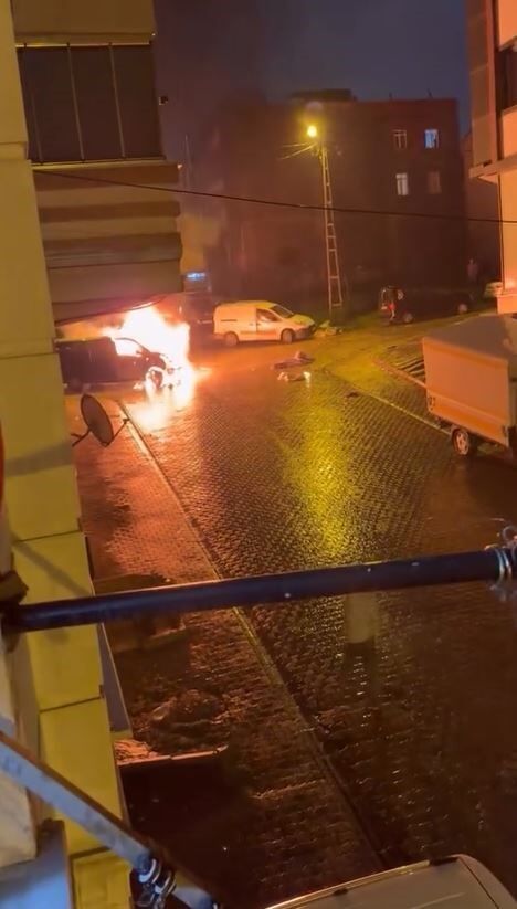 Başakşehir'de alev alev yanan araç kamerada