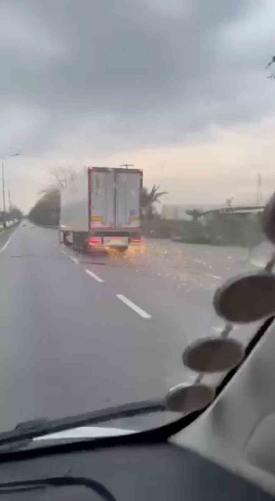 Bursa'da korku dolu anlar, direği deviren TIR olay yerinden kaçtı