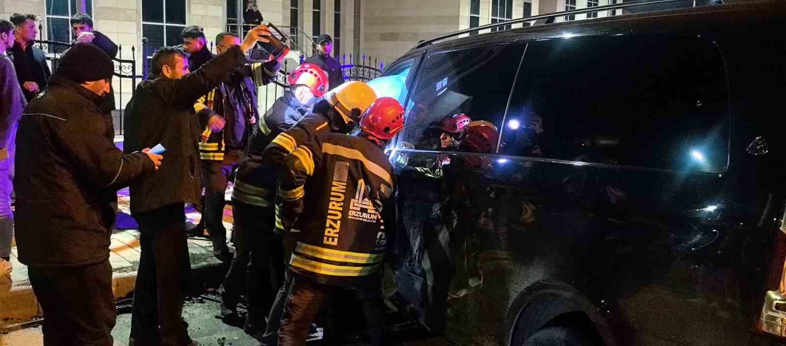 Erzurum'da feci kaza: Kavşak adeta savaş alanına döndü