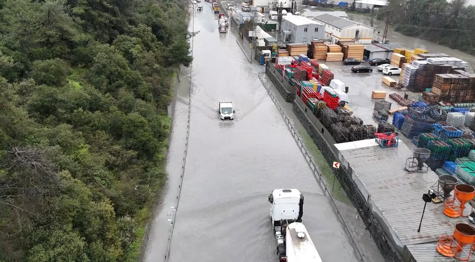 Eyüpsultan'da göle dönen yol havadan görüntülendi