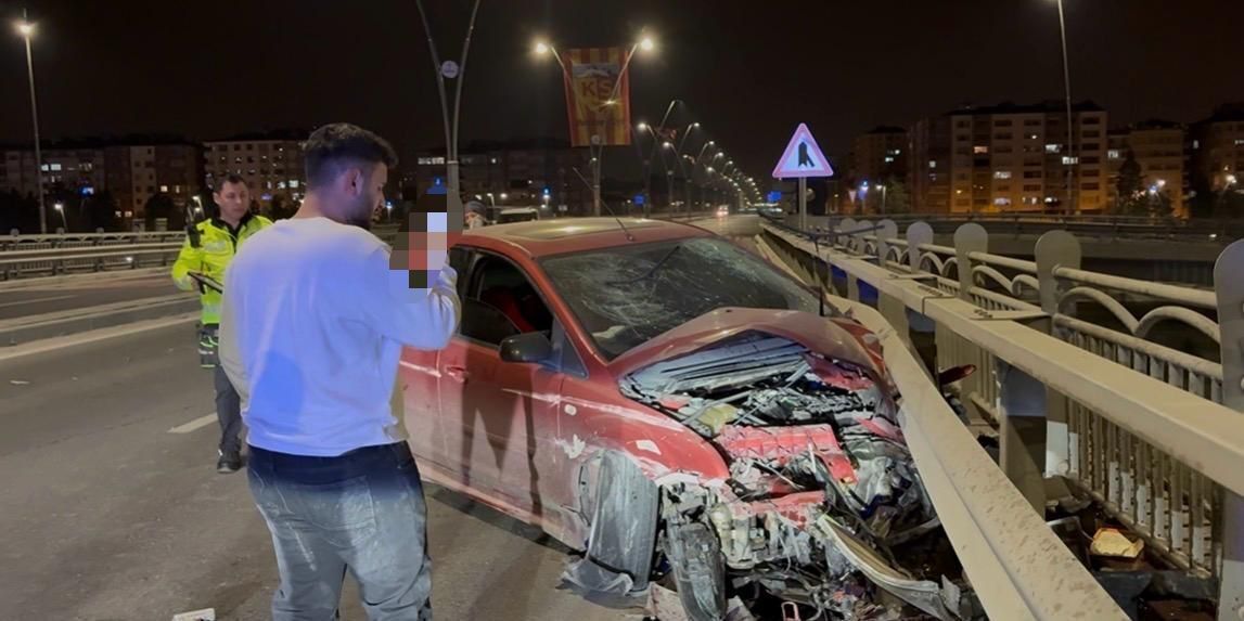 Kayseri'de karşı yola geçen otomobil bariyerlere çarptı