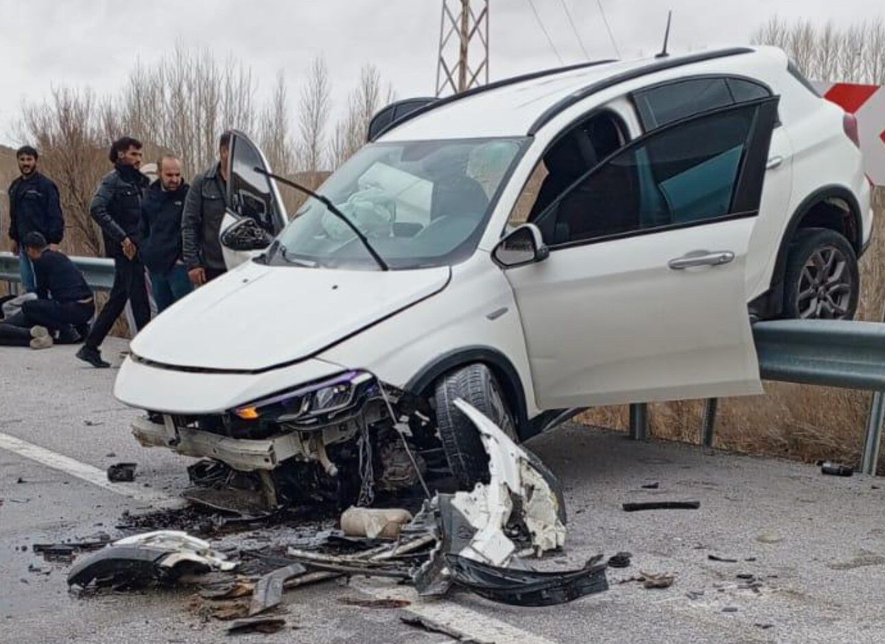 Kontrolden çıkan otomobil bariyerlerde asılı kaldı: 4 yaralı