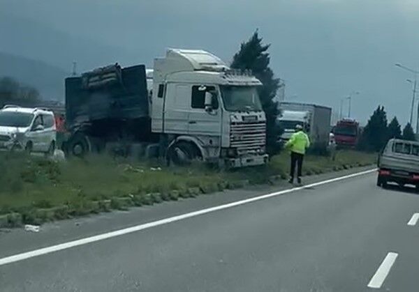 Manisa'da tır ile kamyon çarpıştı: 2 sürücü yaralandı