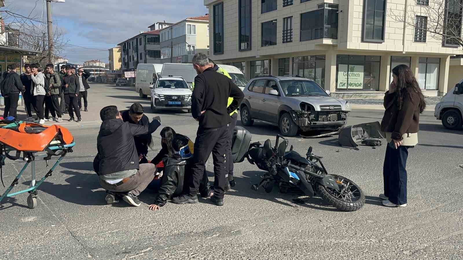 Tekirdağ'da otomobil ile motosikletin kaza anı kamerada