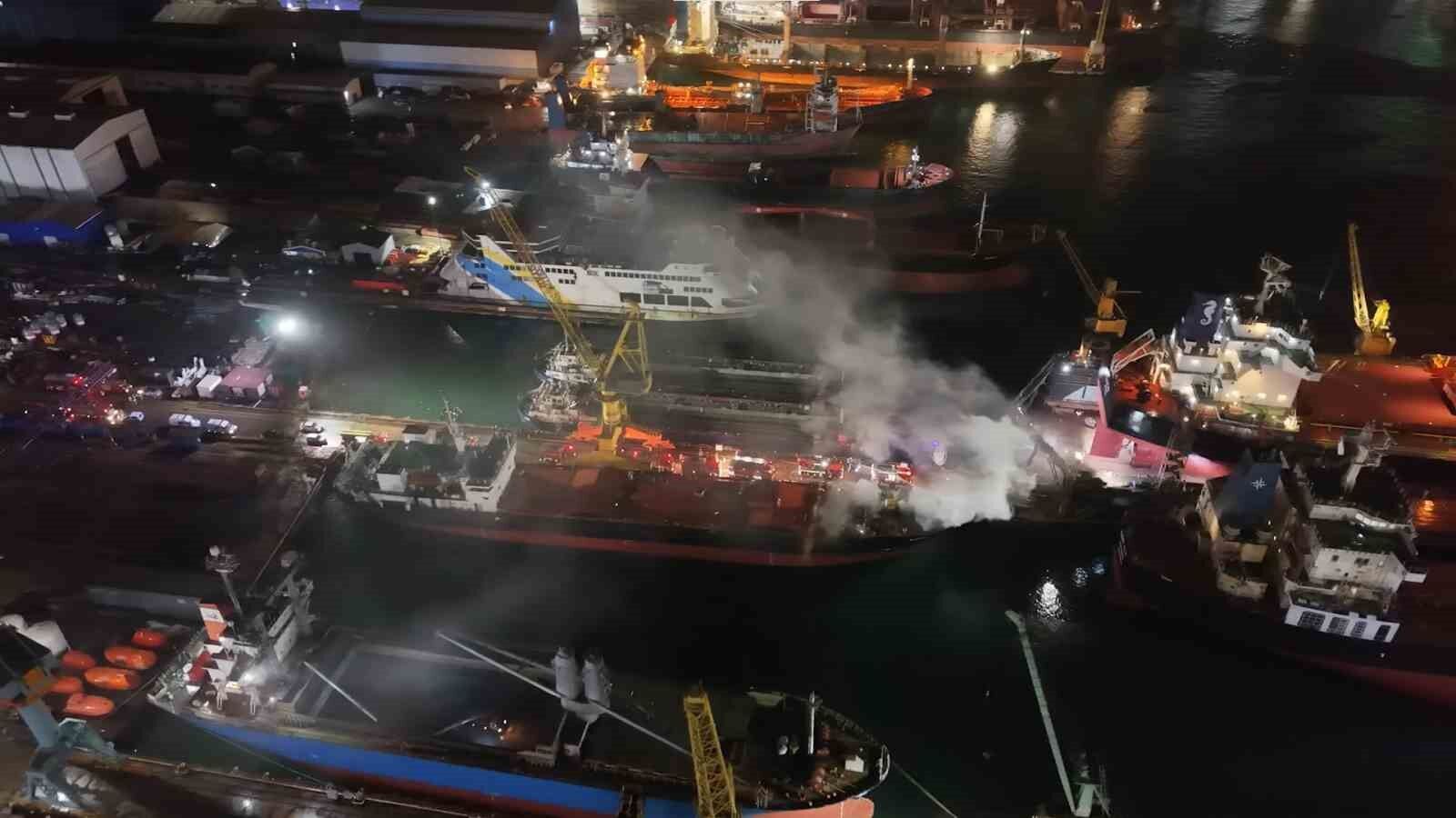 Tuzla'da kuru yük gemisinde yangın: Çok sayıda ekip sevk edildi