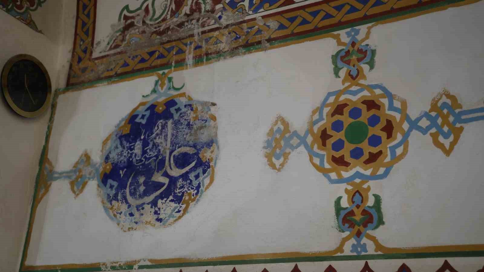 5 asırlık miras alarm veriyor: Ahi Evran Cami'nin sıva ve boyaları dökülüyor