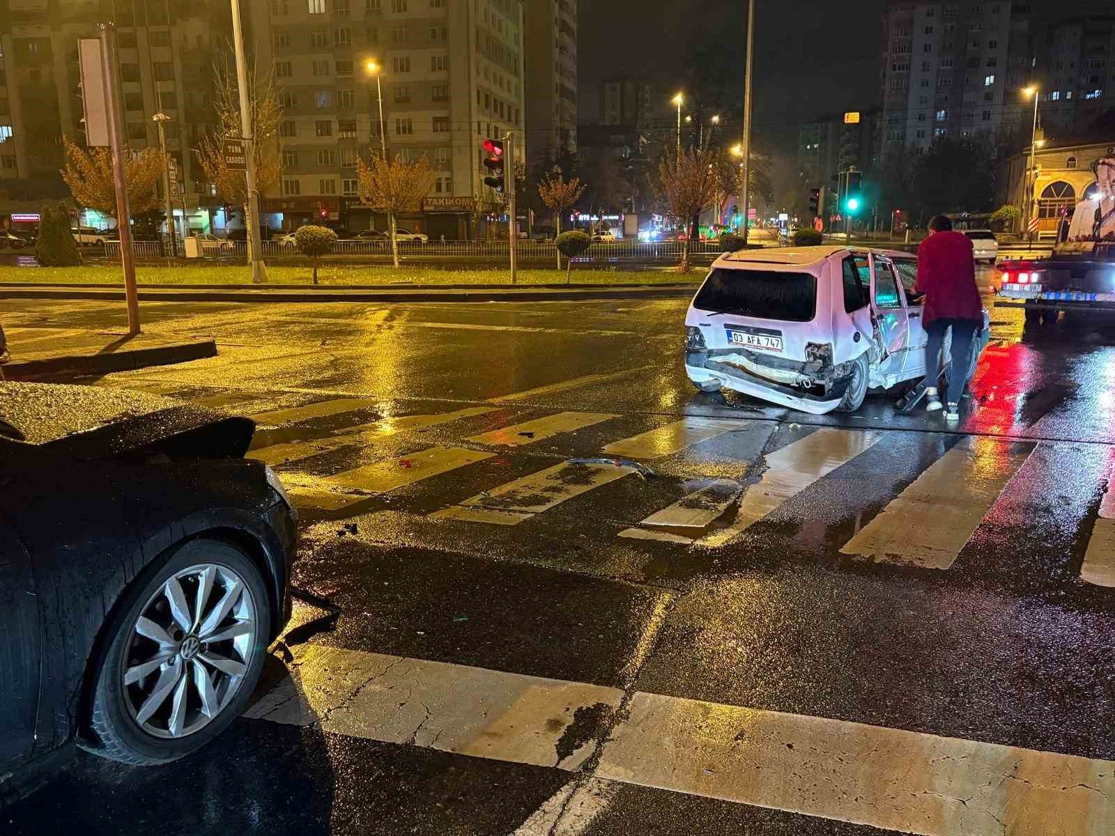 Alkollü sürücü kırmızı ışıkta bekleyen otomobile çarptı: 1 yaralı