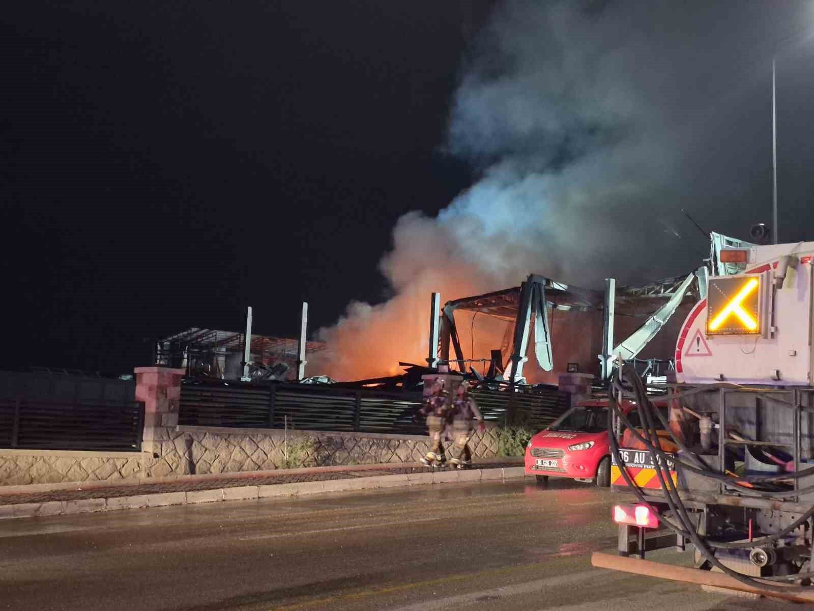 Ankara'da bir ilaç fabrikası çıkan yangın sonrası kullanılamaz hale geldi