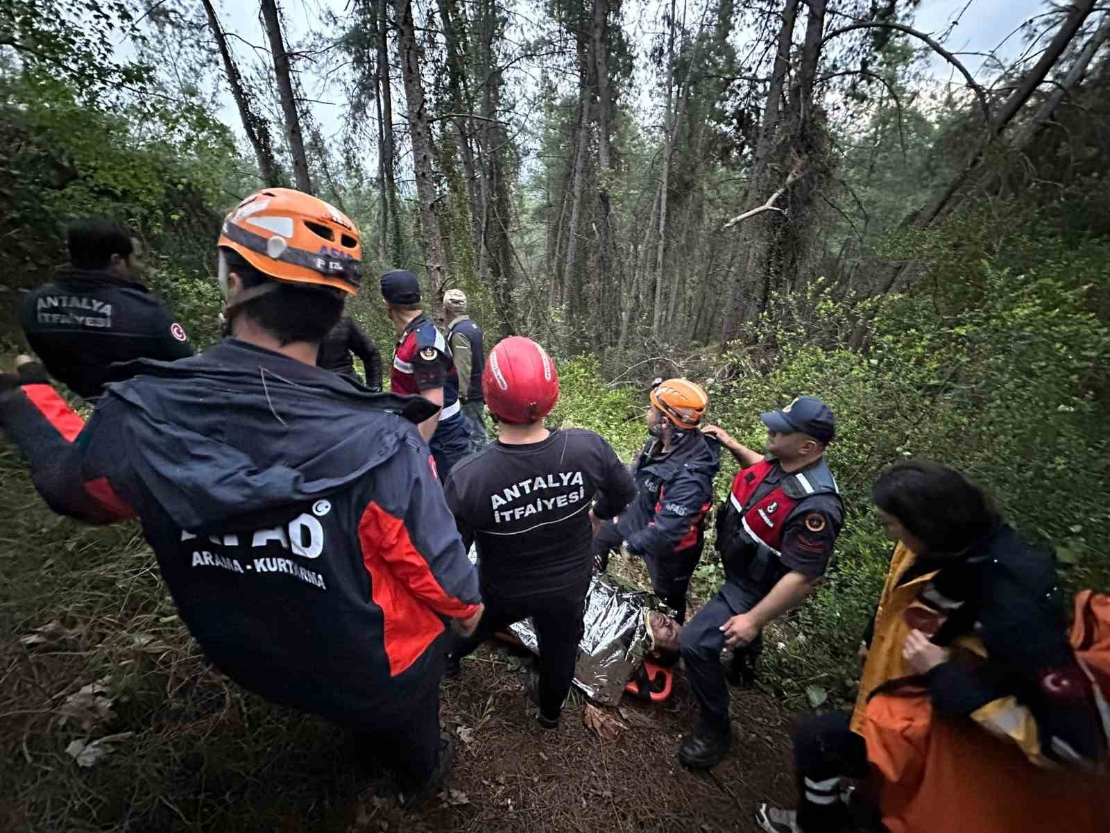 Antalya'da 80 metrelik uçuruma yuvarlanan adam yaralı olarak kurtarıldı