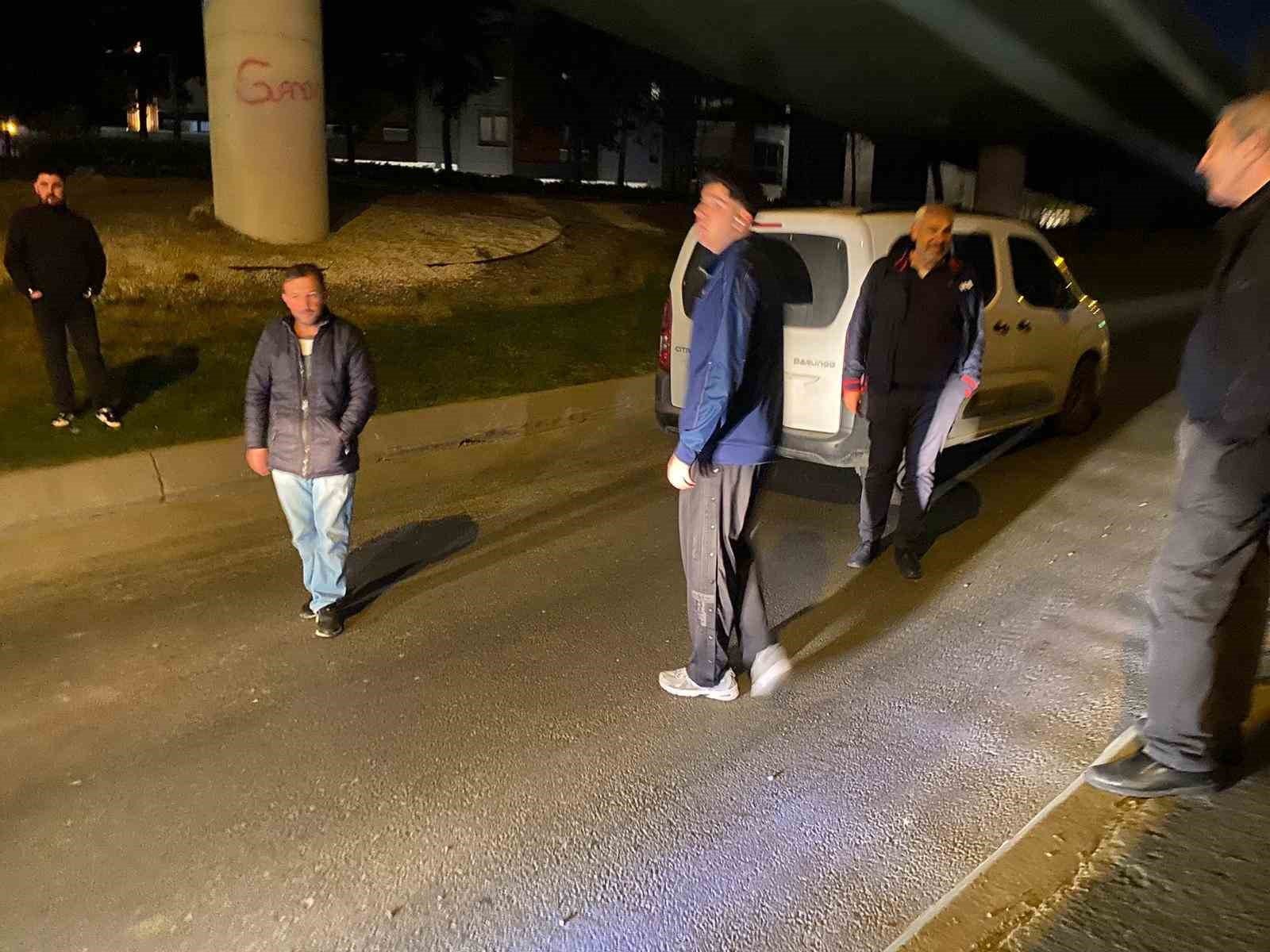 Bakırköy'de yolda kalan araç trafiği kilitledi: Yolcularla sürücü arasında tartışma kamerada