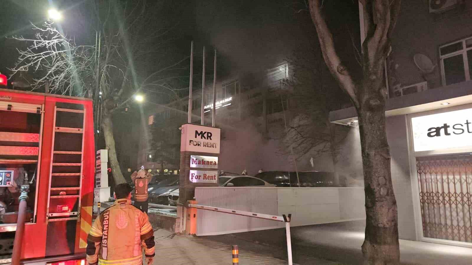 Beşiktaş'ta araç kiralama şirketinde çıkan yangında yaklaşık 100 milyon değerinde 15 araç alevlere teslim oldu