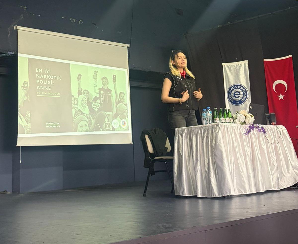 Çeşme'de üniversite öğrencileri ve personeline KADES ile narkotik eğitimi verildi