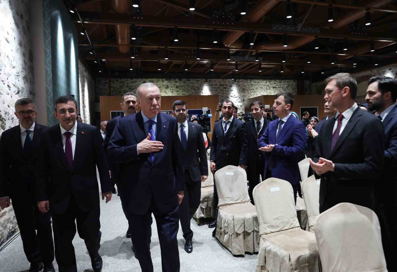 Cumhurbaşkanı Erdoğan: 'İmalatçı ihracatçılarımızda vergiyi yüzde 9'a indiriyoruz'