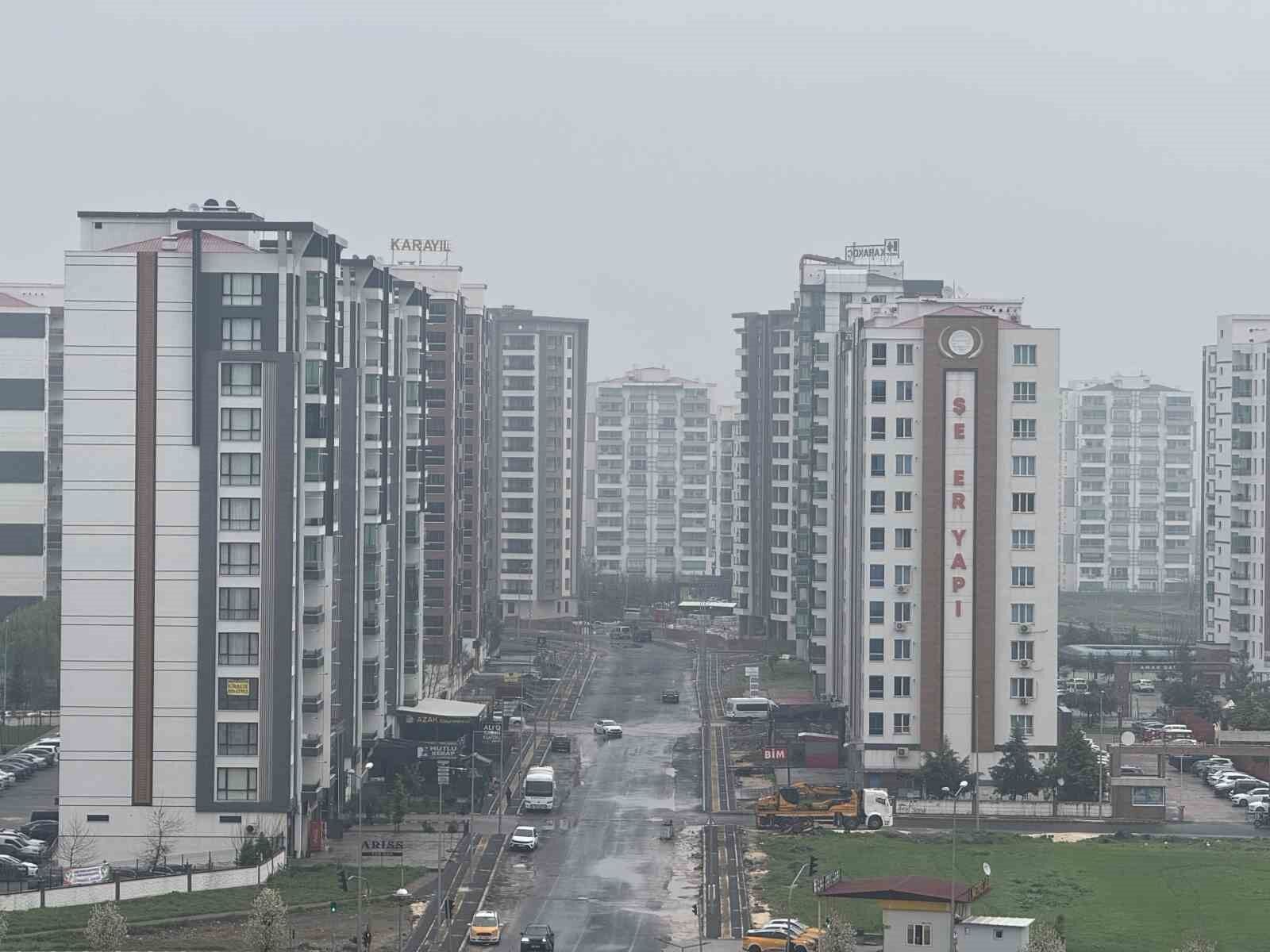 Diyarbakır'da olumsuz hava şartları uçak seferlerini iptal ettirdi
