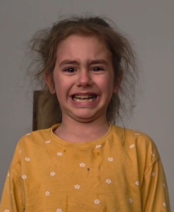 Düzce'de küçük kız İstiklal Marşı'nı hem okudu hem ağladı