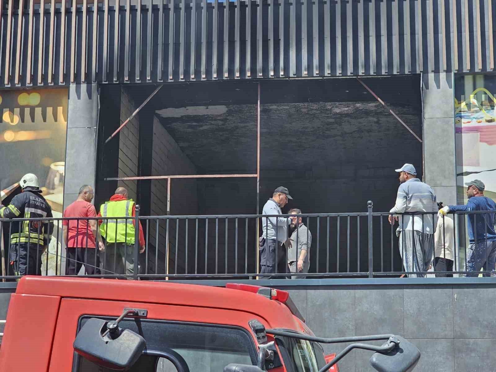 Elazığ'da korkutan yangın, ekiplerin müdahalesi ile söndürüldü