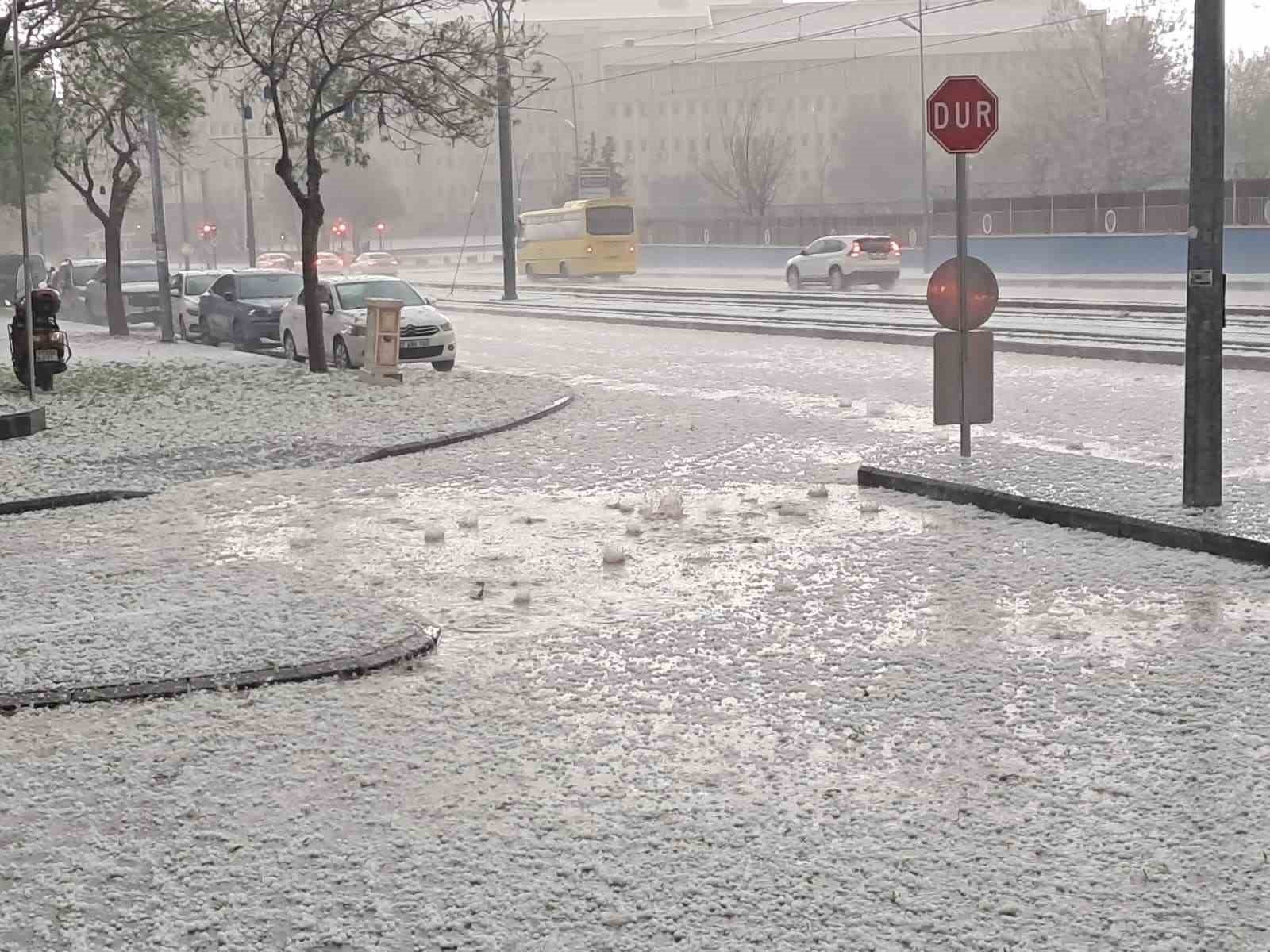 Gaziantep'te ceviz büyüklüğünde dolu yağdı
