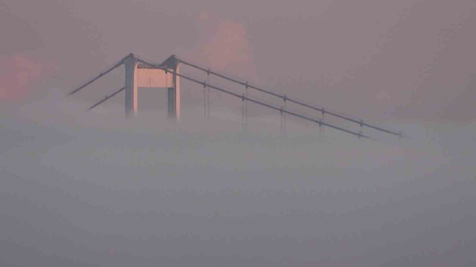 İstanbul Boğazı'nda yoğun sis: Fatih Sultan Mehmet Köprüsü gözden kayboldu
