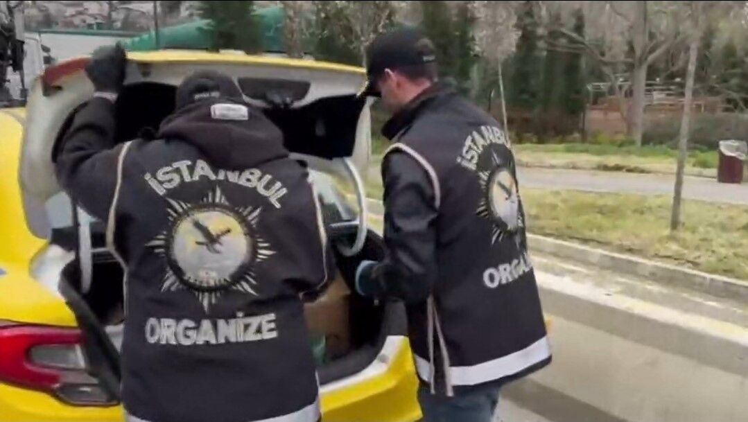 İstanbul'da kaçak silah operasyonu: Takside ve depoda 113 tabanca ele geçirildi