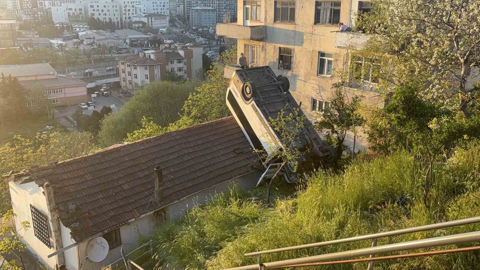 Kağıthane'de servis aracı gecekondunun çatısına uçtu: 1 yaralı